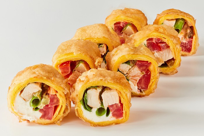 Горячая тортилья с курицей и халапеньо