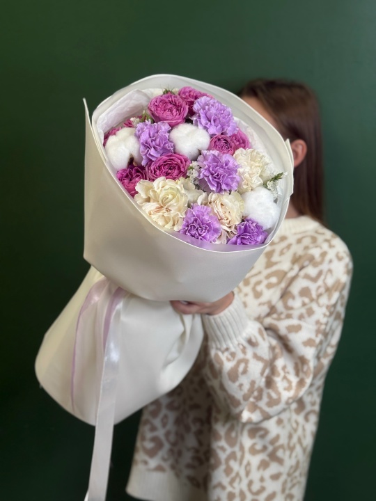 Круглый букет с белыми эквадорскими розами, диантусами, кустовыми пионовидными розами