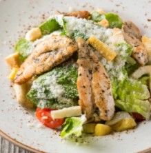 Салат Цезарь с курицей