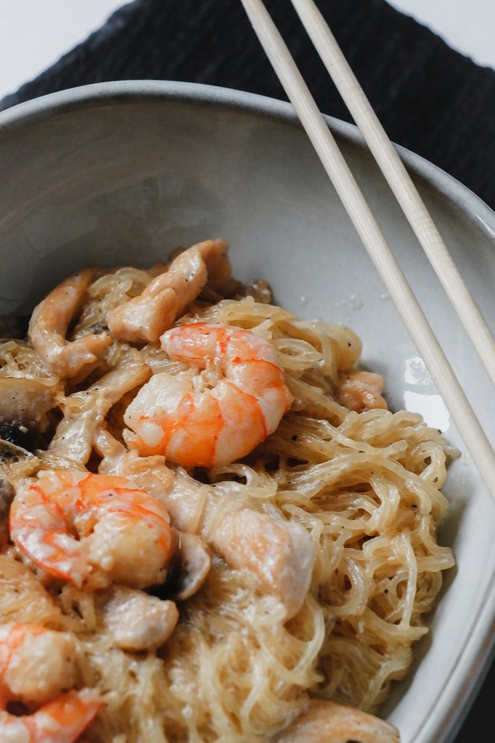 Фунчоза с креветками и курицей.