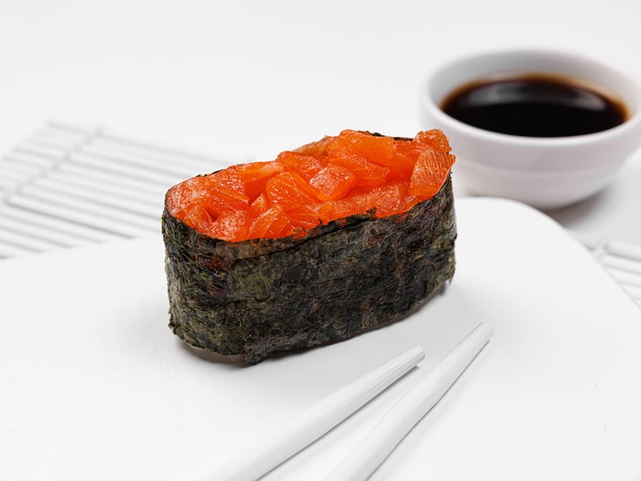 Гункан с лососем