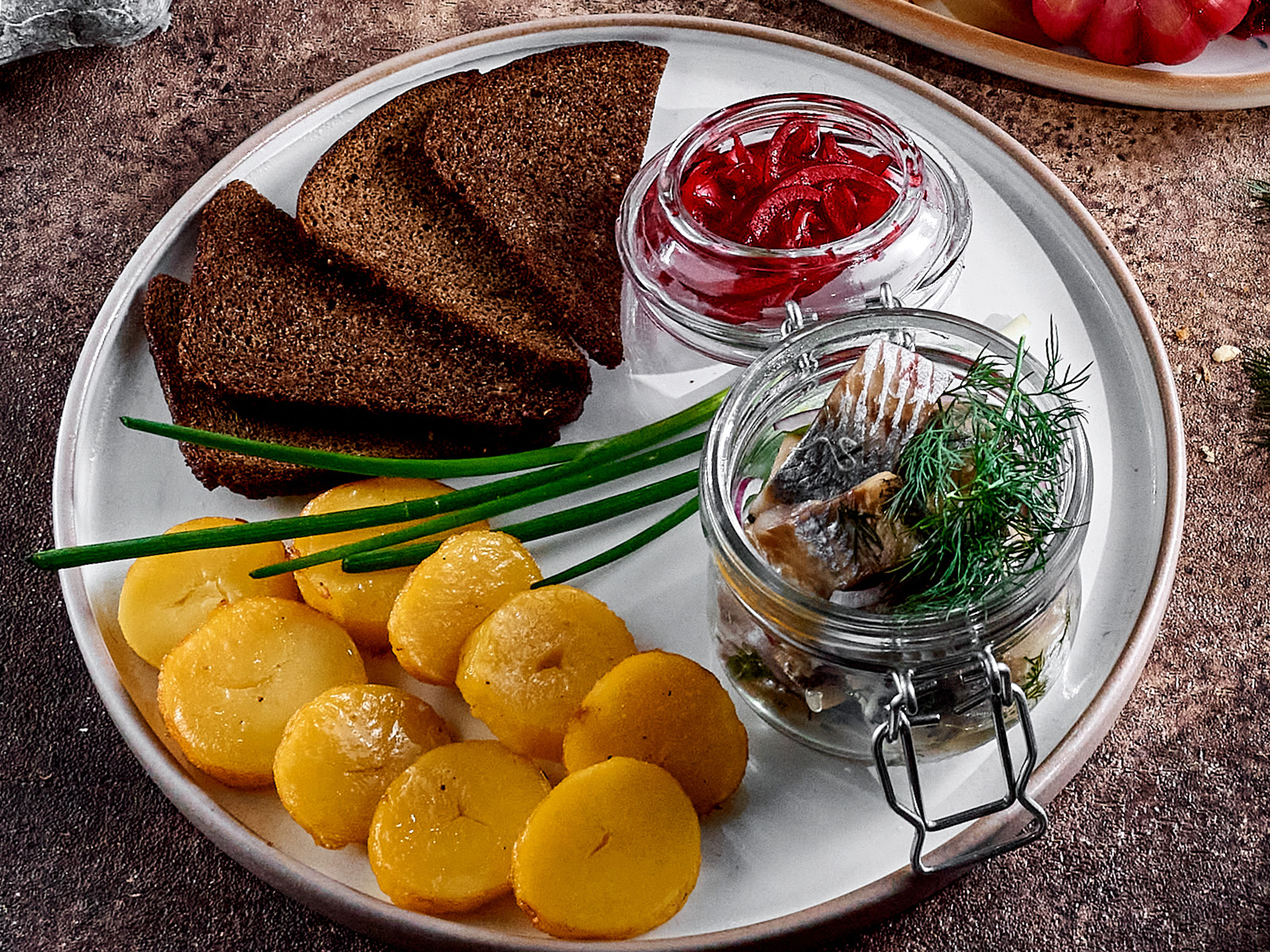 Сельдь с картофелем и красным луком