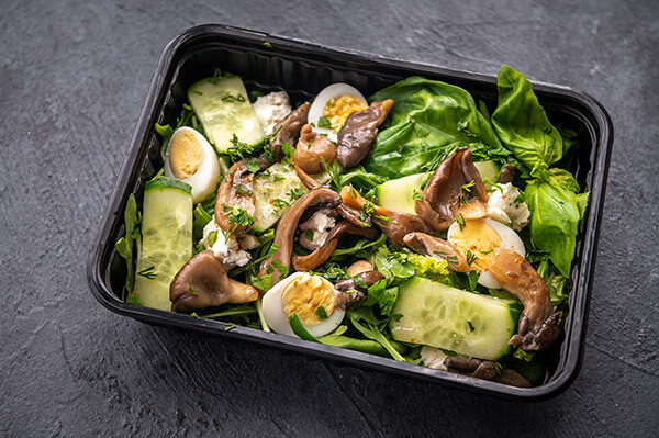 Салат с вешенками и перепелиным яйцом