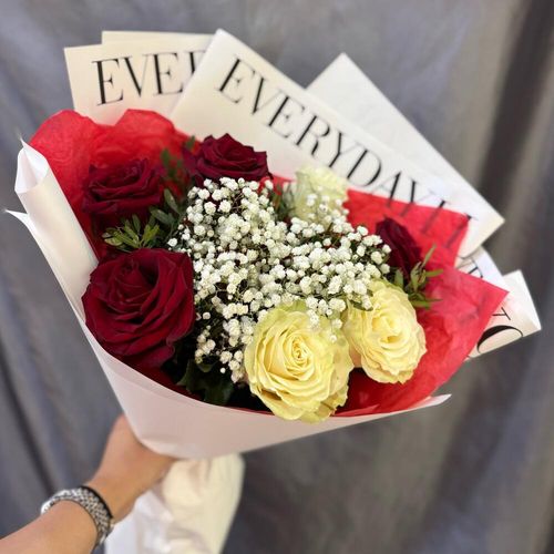 Букет из белых и красных роз с гипсофилой (б0948)