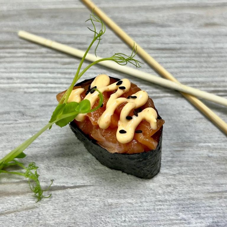 Гункан спайси С лососем