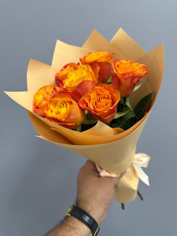 Букет из 7 оранжевых роз в упаковке