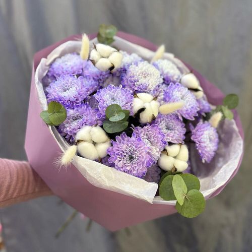 Букет цветов: фиолетовые хризантемы, эвкалипт, сухоцветы (б2079)