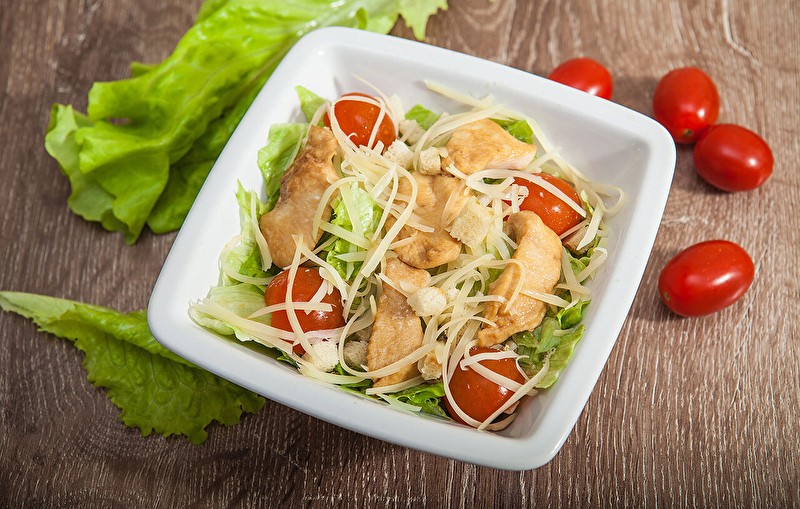 Салат цезарь с курицей