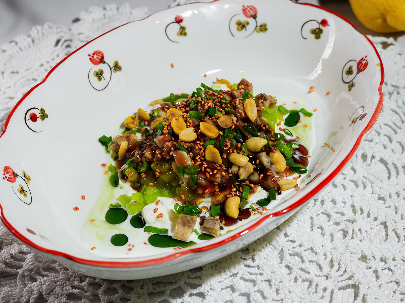 Тартар из угря с сыром и арахисом 
