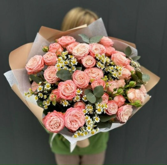 Букет из кустовых пионовидных роз и нежных ромашек