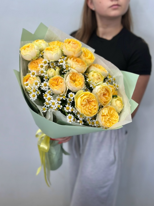 Желтые кустовые пионовидные розы с ромашками