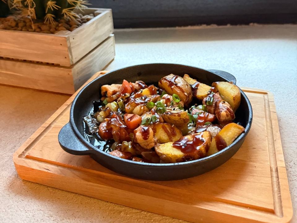 Сковородка с курицей в сливочном соусе