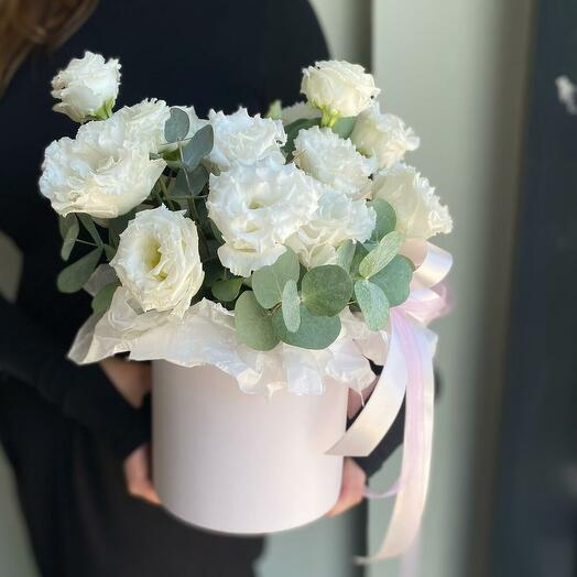 Цветы в коробке эустома комплимент