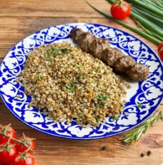 Люля-кебаб с гречкой и томатным соусом