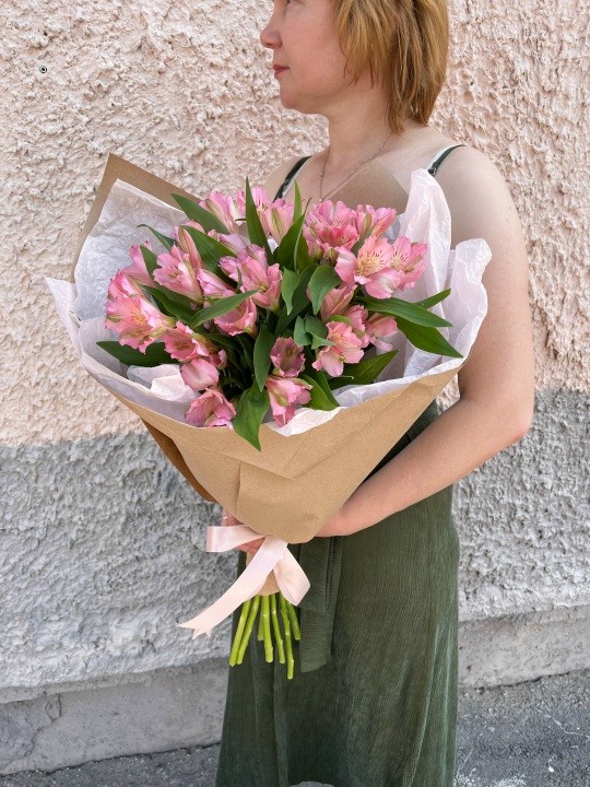 Букет розовых альстромерий в крафте