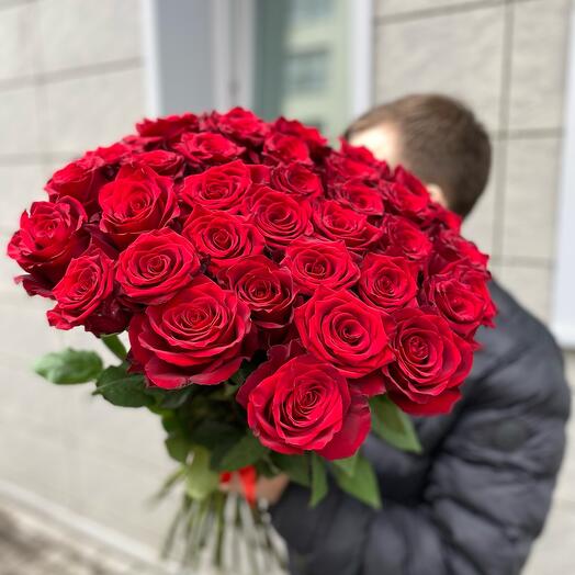 35 алых роз