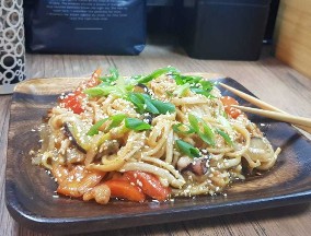 Удон с морепродуктами в остром соусе