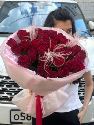 Красные розы с пушистиками