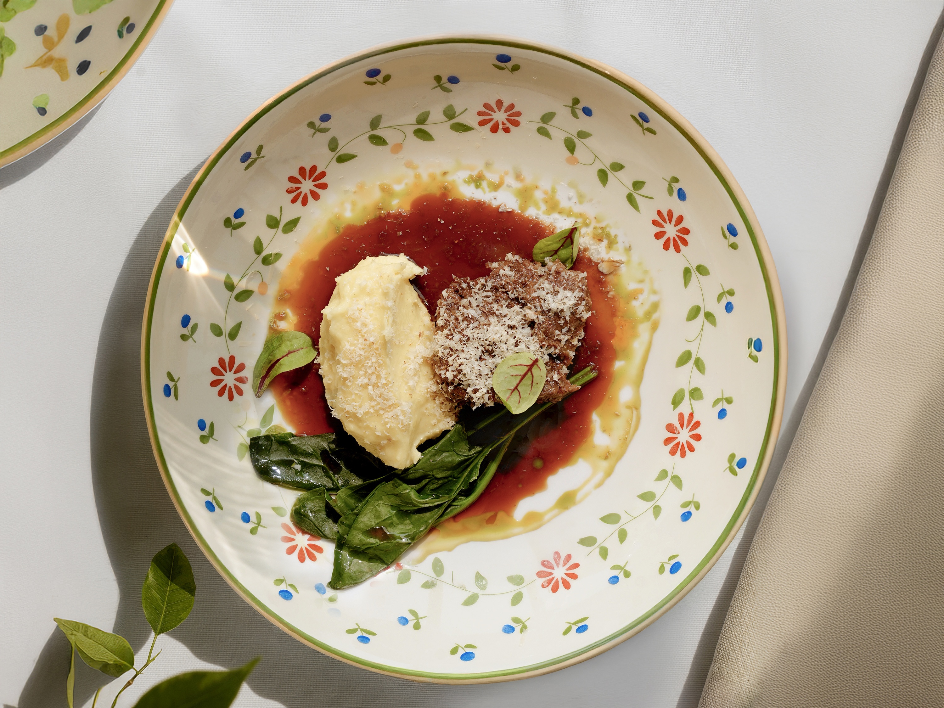 Телячьи щеки с картофельным пюре и грецким орехом