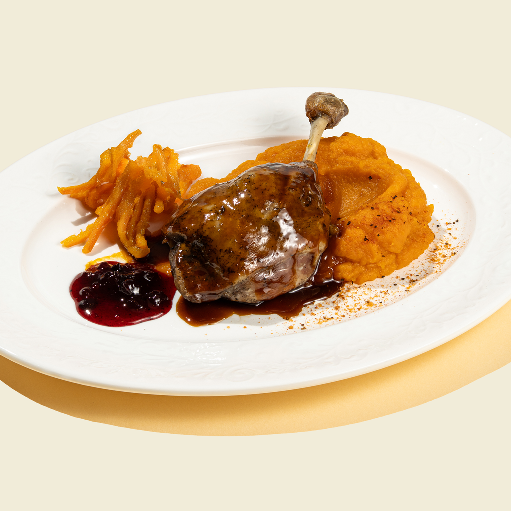 Утиная ножка конфи с тыквенной подушкой и цедрой мандарина