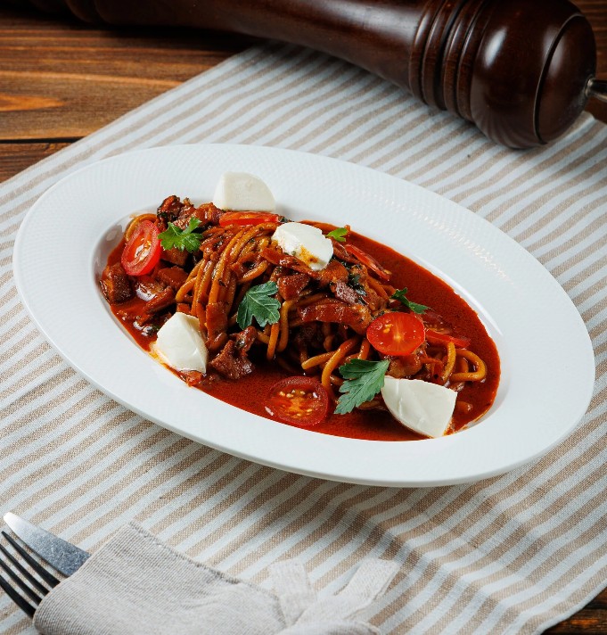 Спагетти со свиной грудинкой и красным вином