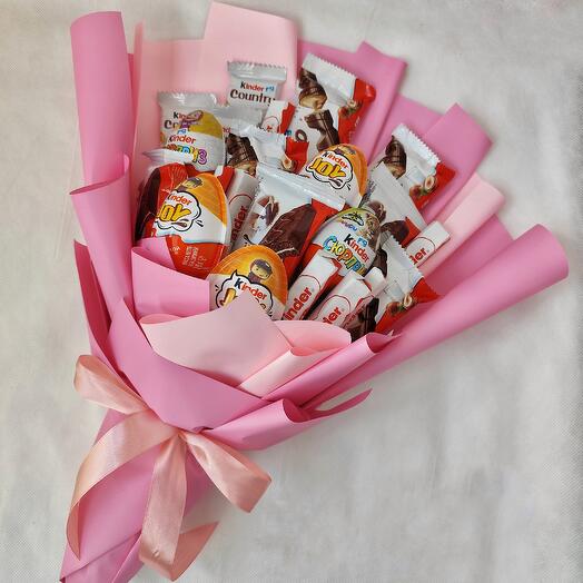 Сладкий детский букет из киндеров