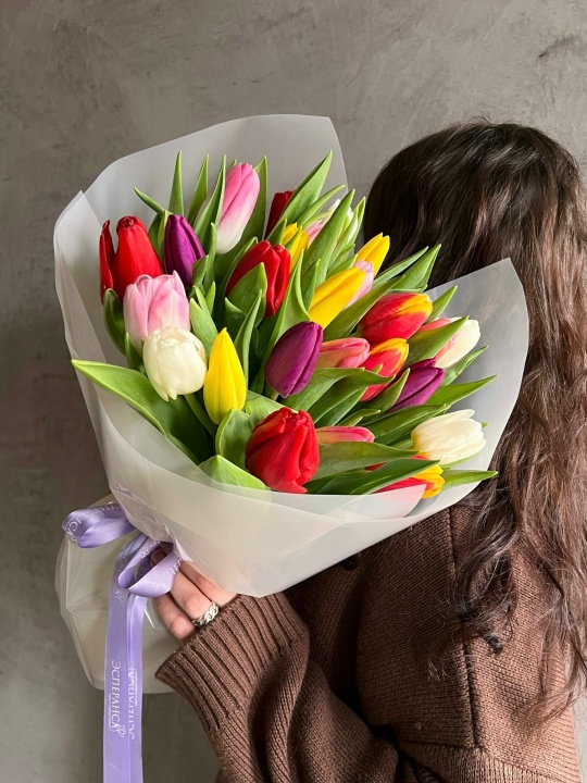 25 тюльпанов микс в оформлении