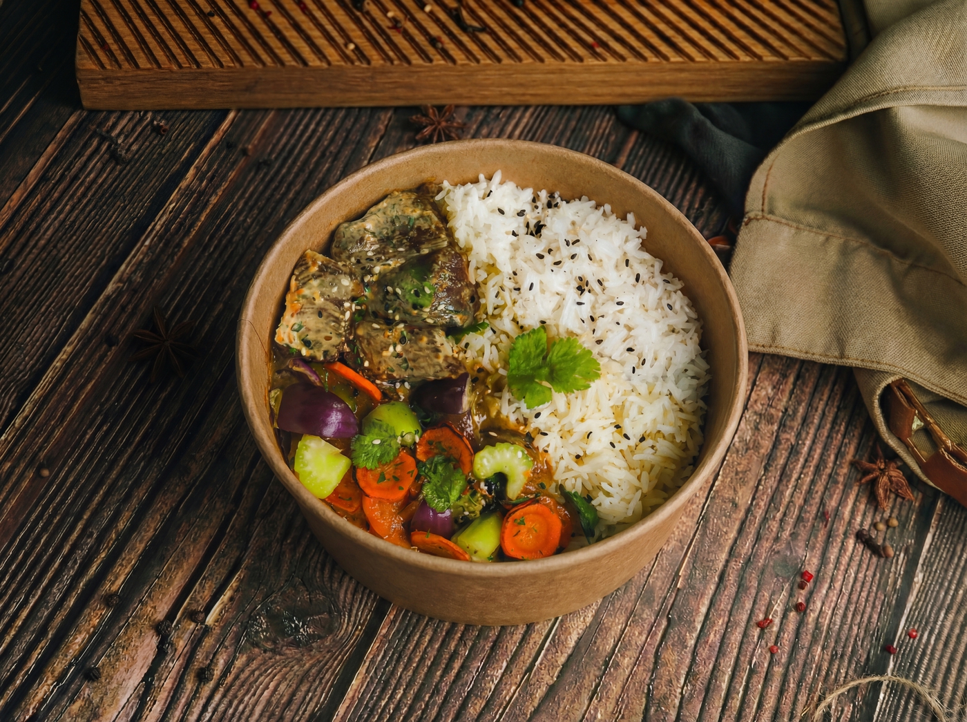 Боул с рисом и говядиной в ореховом соусе