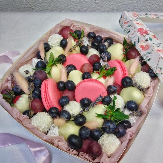 Набор с клубникой в шоколаде, макаронс и рафаэлло 20*20*5см