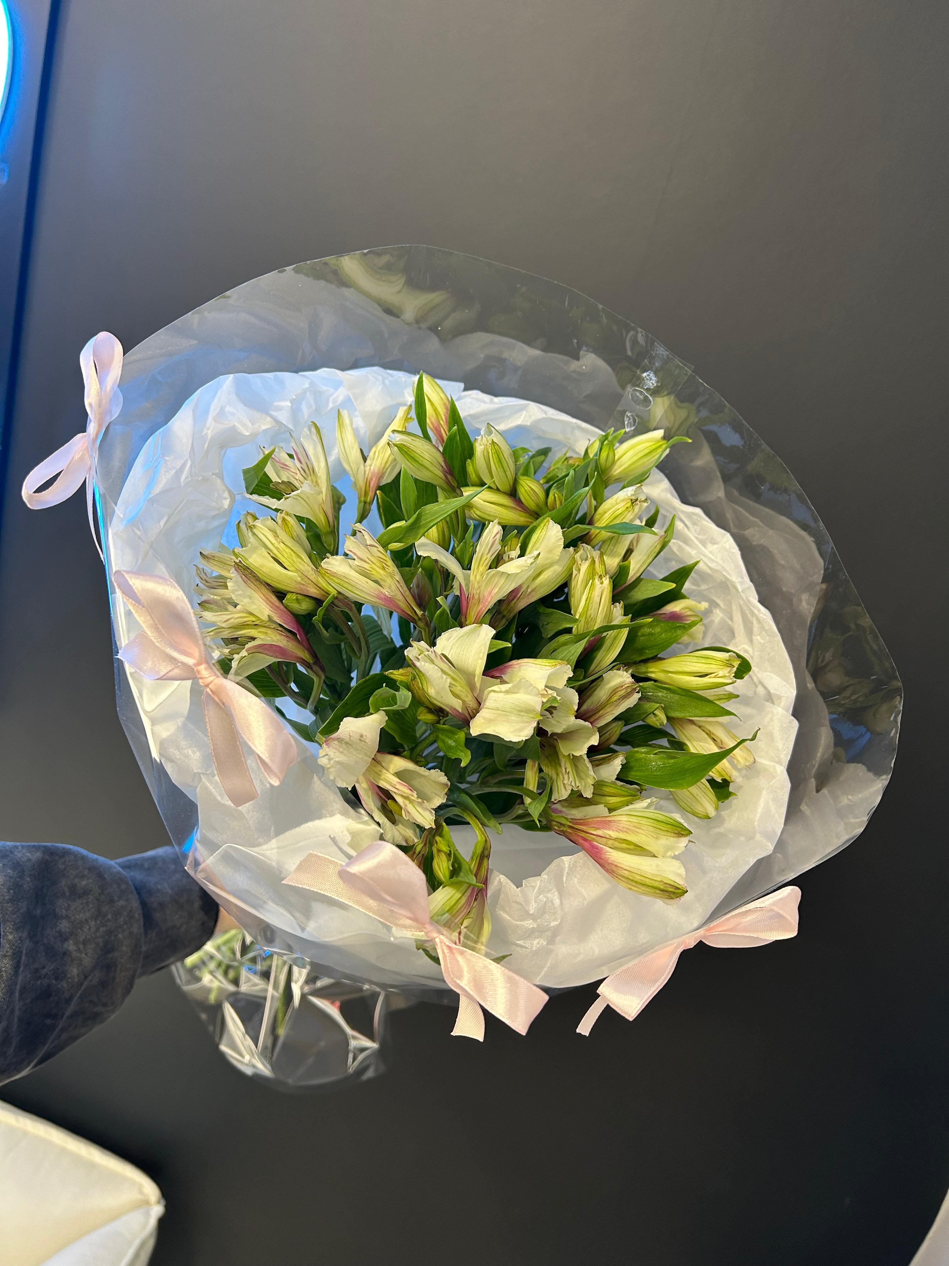 Букет  из 9 альстромерий