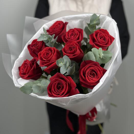 Авторский букет из 9 красных роз и эвкалипта