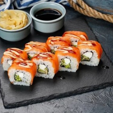 Pолл Филадельфия с нежным лососем и острым соусом