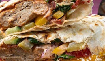 Люля из телятины в лаваше с овощами