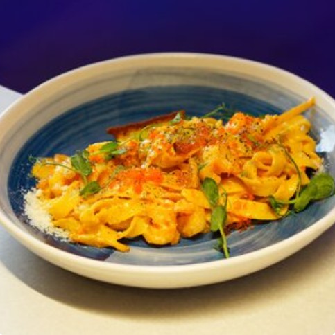 Паста с копченым кальмаром и креветками