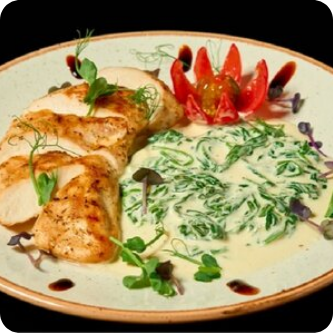 Стейк из куриной грудки под сливочным соусом со шпинатом