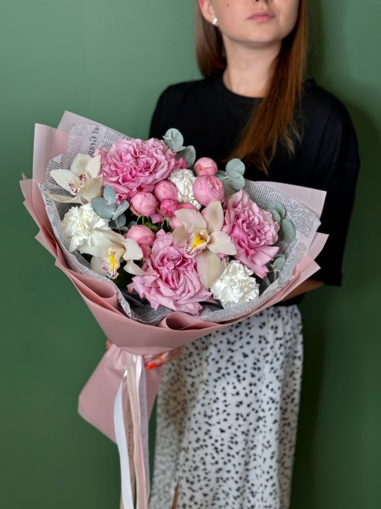 Букет с розами Кантри ,пионовидной кустовой розой ,орхидеей и гвоздиками