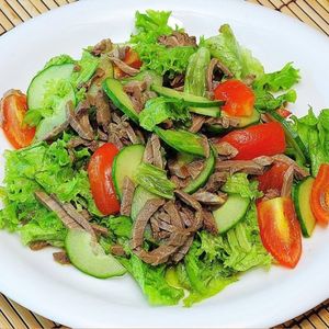 Салат с овощами и говядиной