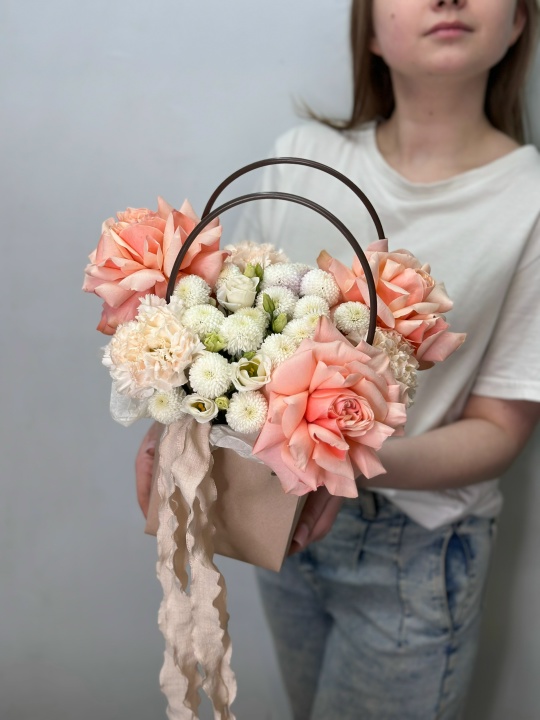 Крафтовая сумочка с хризантемой ньютон ,эустомой ,кремовыми гвоздиками и розами Кахала