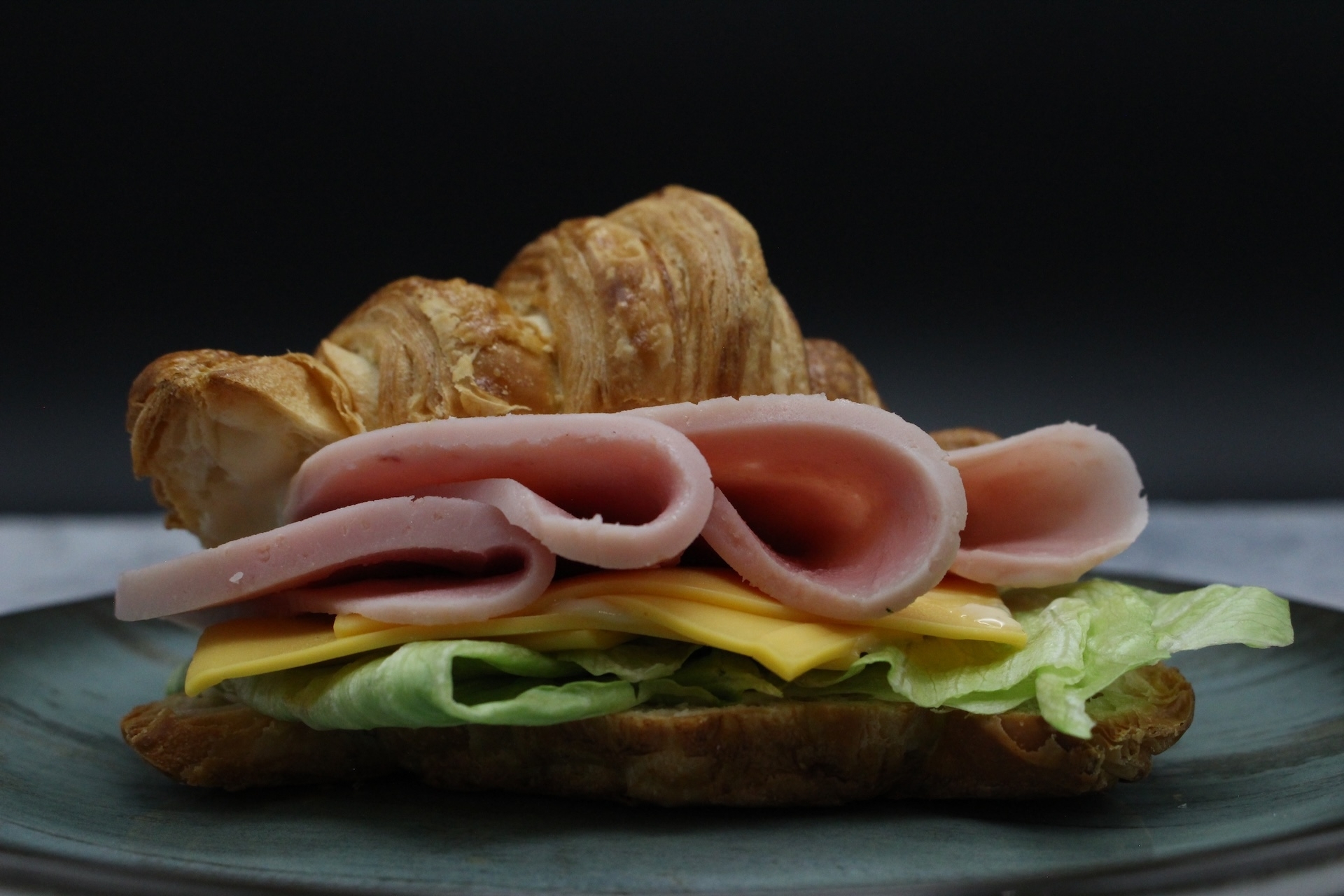 Круассан с ветчиной и сыром