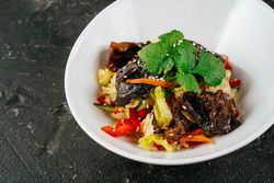 Салат овощной с древесными грибами