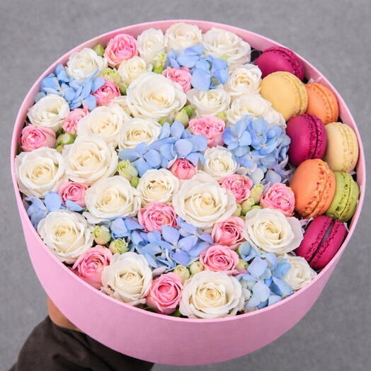 SWEET BOX с гортензией и кустовыми розами