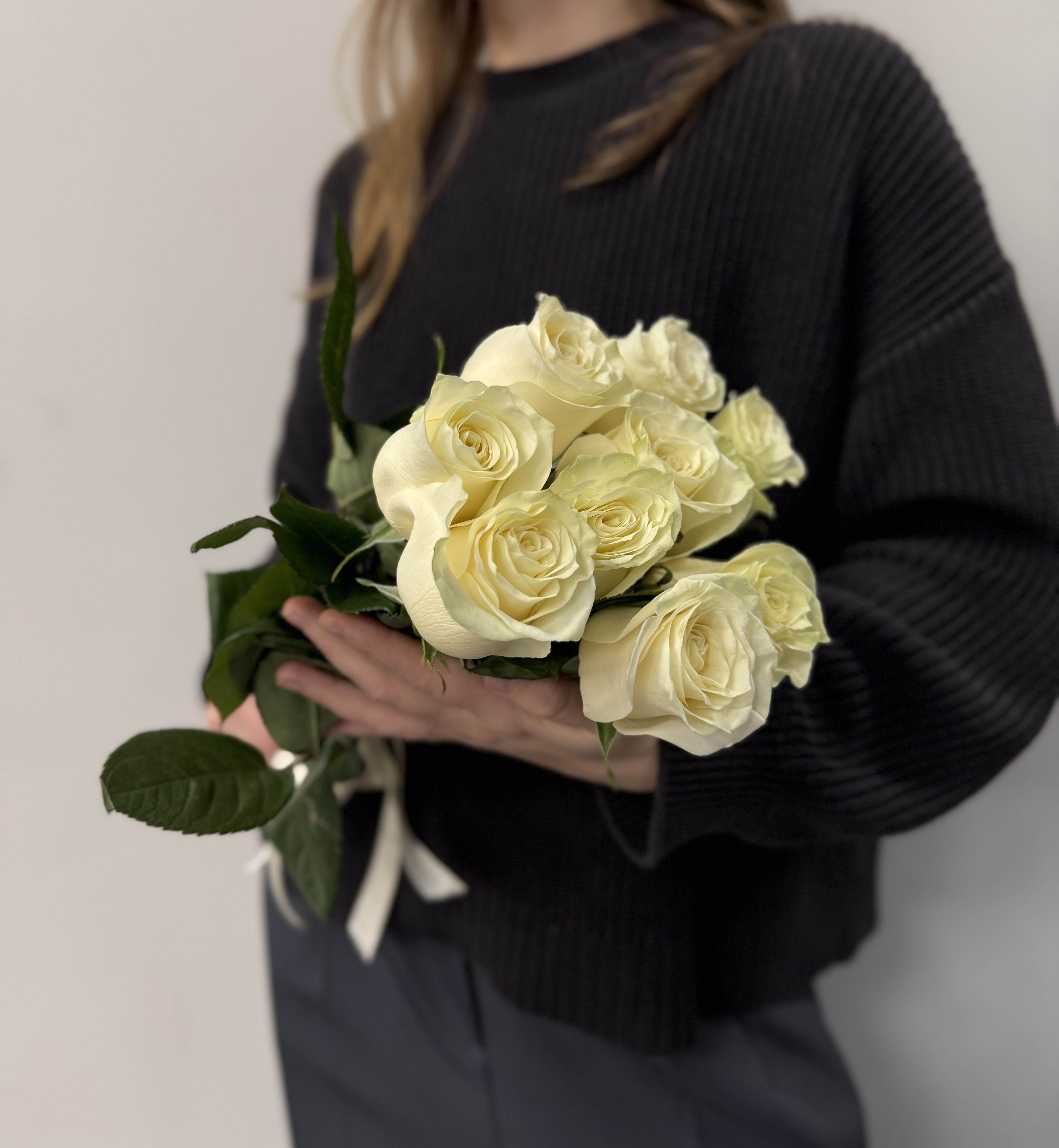 Букет из 9 белых роз под ленту