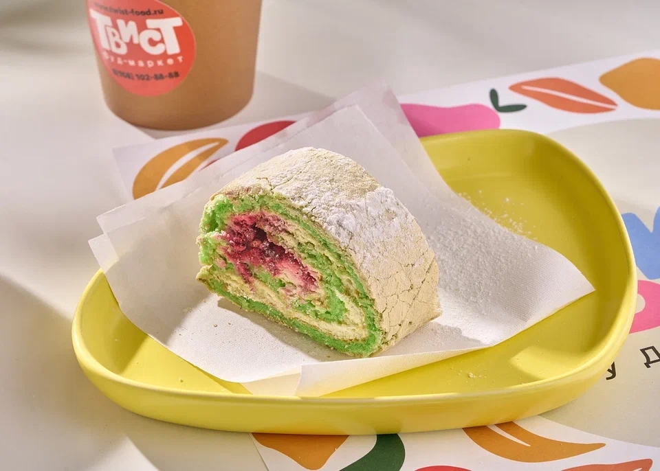 Рулет Малиново-фисташковый