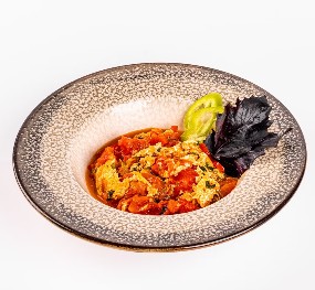 Яичница с томатами и базиликом