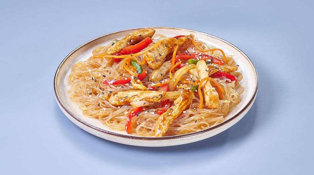 Фунчоза с курицей терияки и овощами