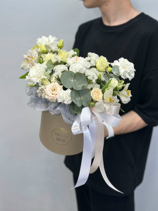 Коробка с дианутсами ,кремовой розой ,альстромерией и эустомой