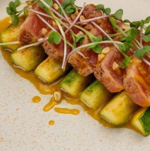 Тунец с цукини с соусами устричный и манго