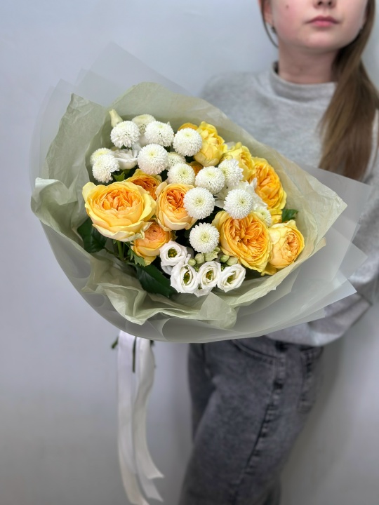 Желтые кустовые пионовидные розы с хризантемой ньютон и белой эустомой