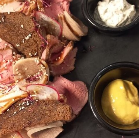 Тарелка мясных деликатесов