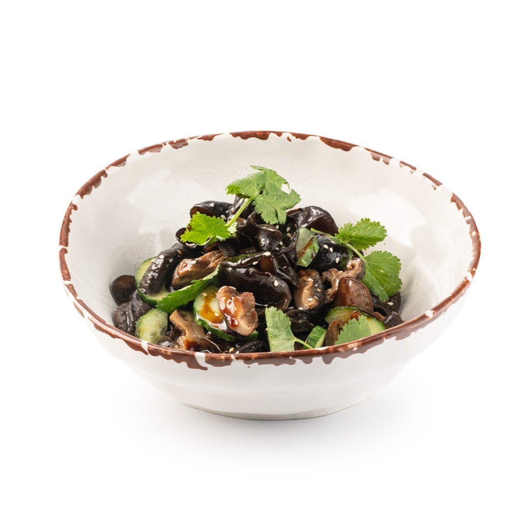 Тайский салат с грибами в тёмном соусе